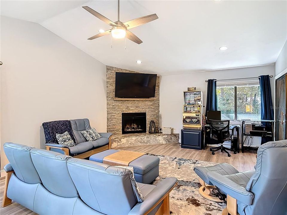 На продажу: $320,000 (2 спален, 2 ванн, 1391 Квадратных фут)