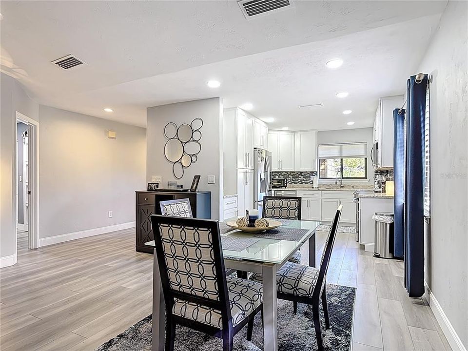 На продажу: $320,000 (2 спален, 2 ванн, 1391 Квадратных фут)