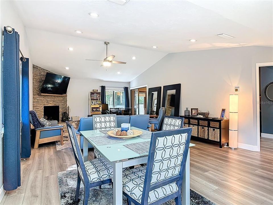 На продажу: $320,000 (2 спален, 2 ванн, 1391 Квадратных фут)