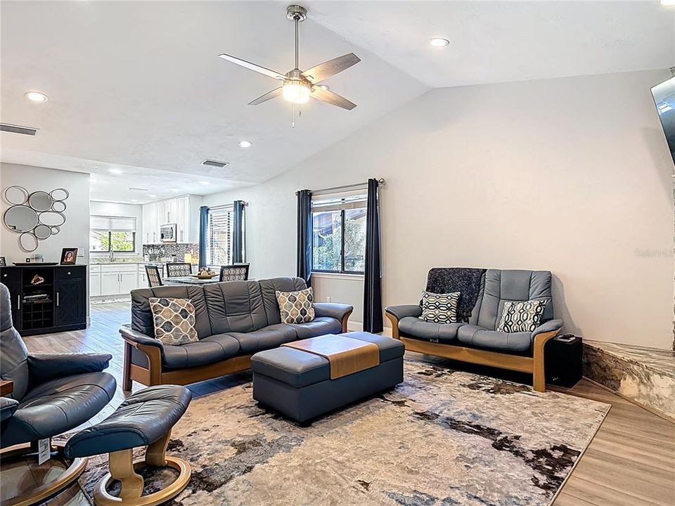 На продажу: $320,000 (2 спален, 2 ванн, 1391 Квадратных фут)