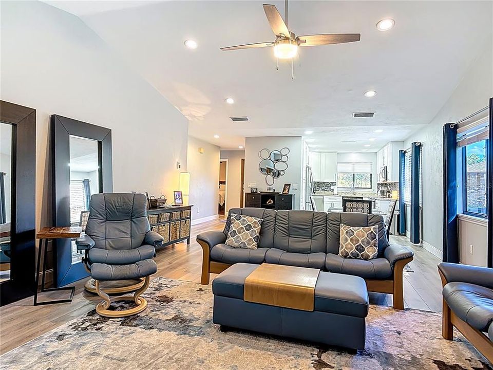 На продажу: $320,000 (2 спален, 2 ванн, 1391 Квадратных фут)