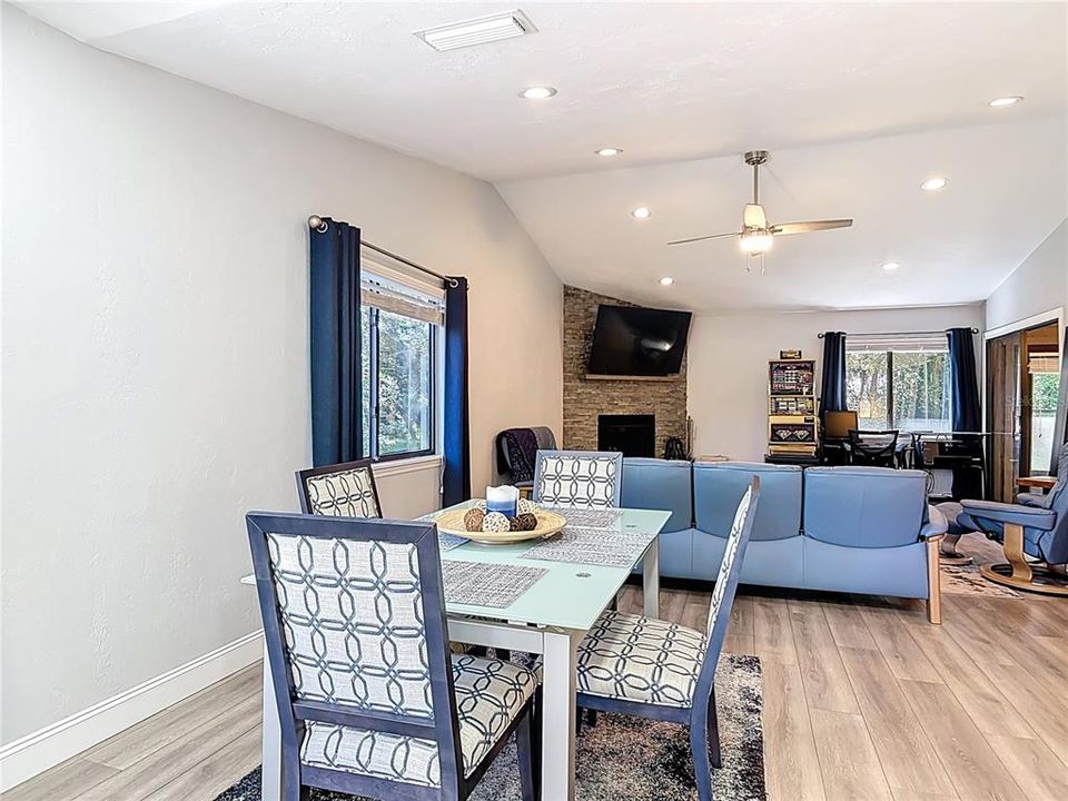 На продажу: $320,000 (2 спален, 2 ванн, 1391 Квадратных фут)