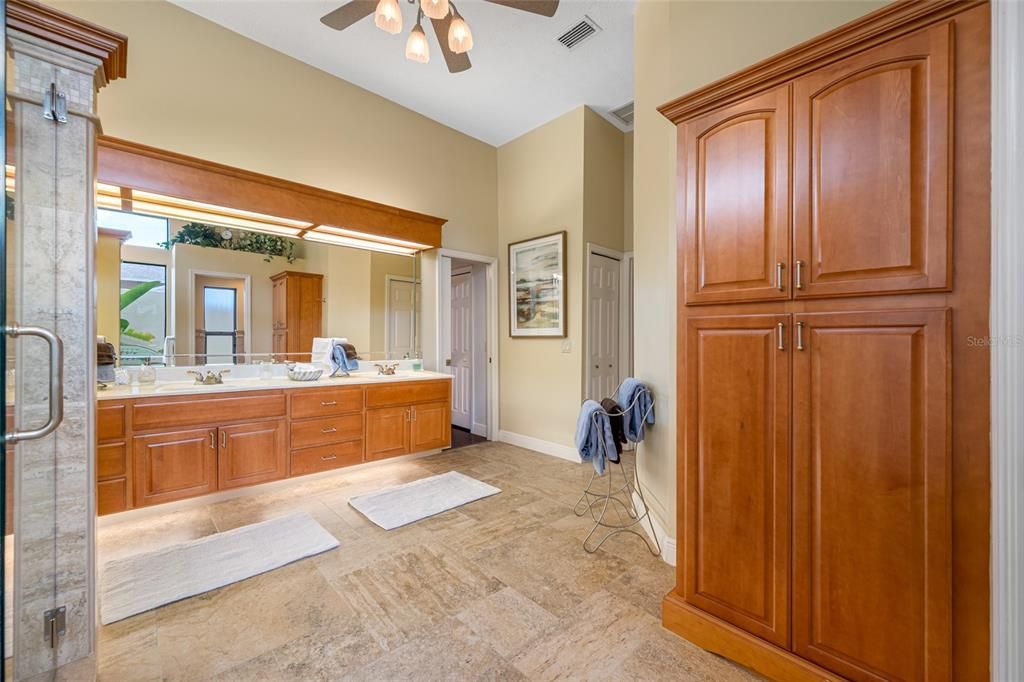 En Venta: $846,500 (4 camas, 2 baños, 3156 Pies cuadrados)