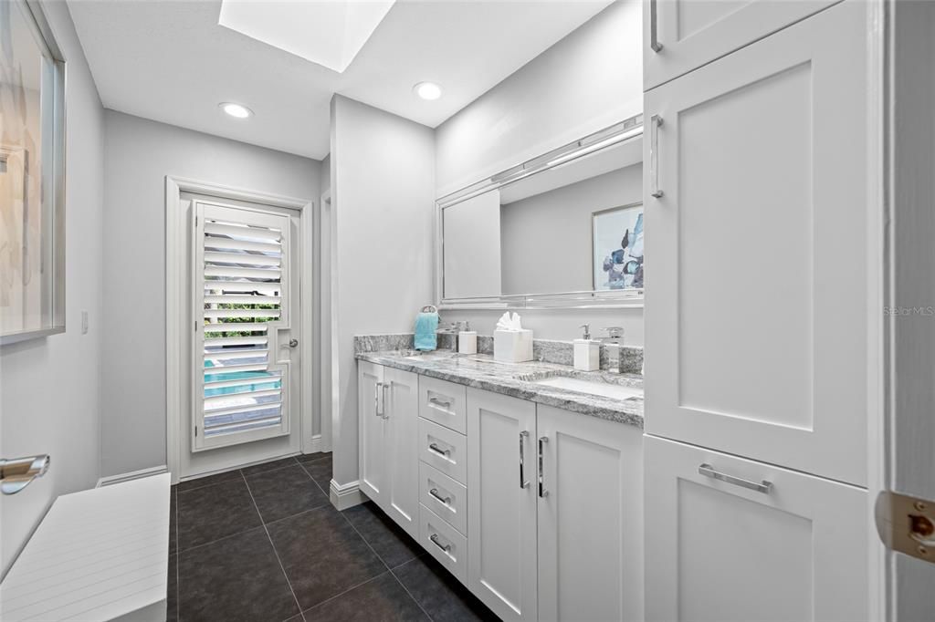 En Venta: $846,500 (4 camas, 2 baños, 3156 Pies cuadrados)