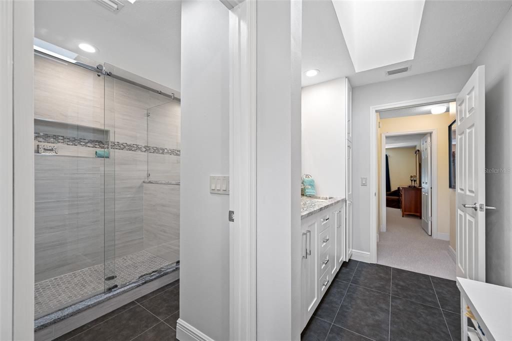 En Venta: $846,500 (4 camas, 2 baños, 3156 Pies cuadrados)