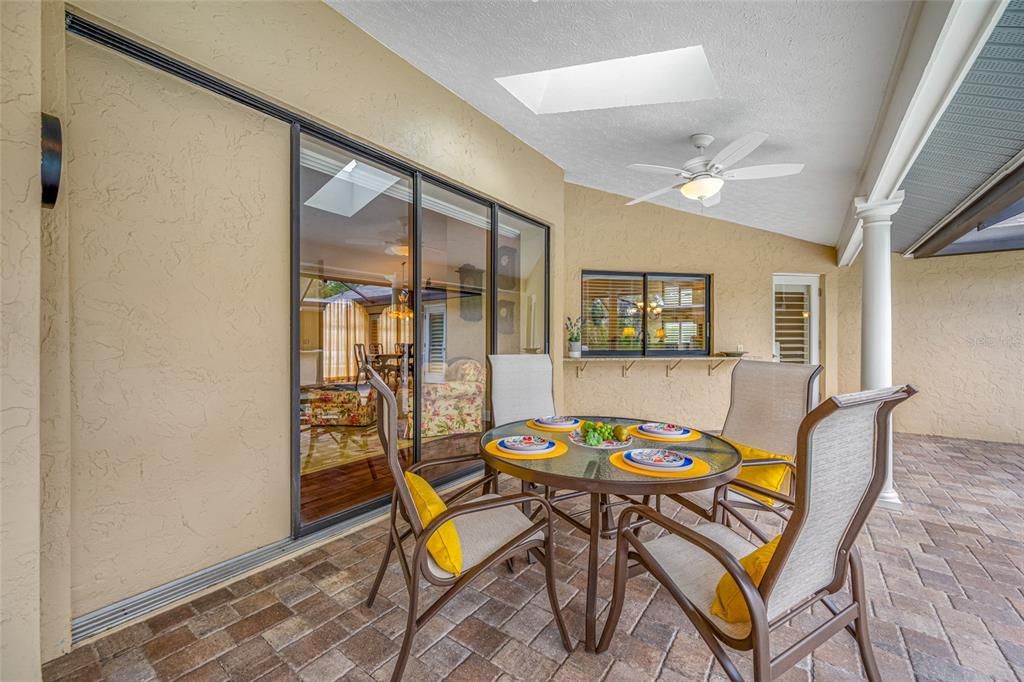 En Venta: $846,500 (4 camas, 2 baños, 3156 Pies cuadrados)