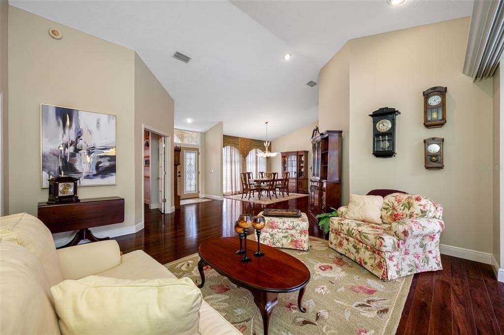 En Venta: $846,500 (4 camas, 2 baños, 3156 Pies cuadrados)