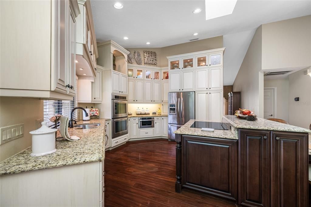 En Venta: $846,500 (4 camas, 2 baños, 3156 Pies cuadrados)