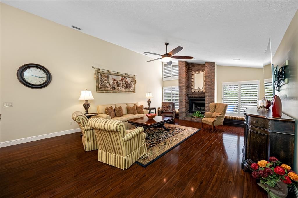 En Venta: $846,500 (4 camas, 2 baños, 3156 Pies cuadrados)