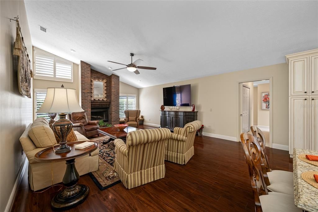 En Venta: $846,500 (4 camas, 2 baños, 3156 Pies cuadrados)