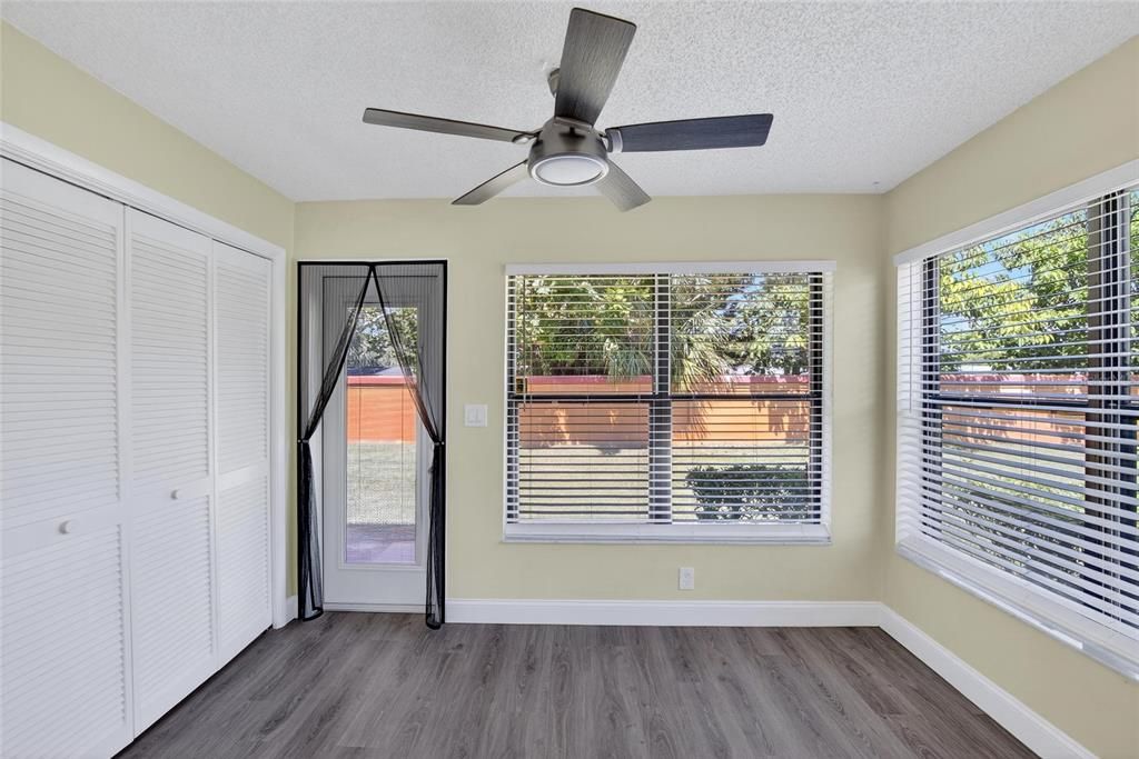 合同活跃: $149,000 (2 贝兹, 2 浴室, 1029 平方英尺)