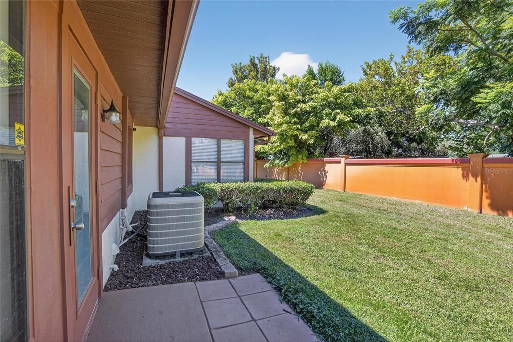 合同活跃: $149,000 (2 贝兹, 2 浴室, 1029 平方英尺)