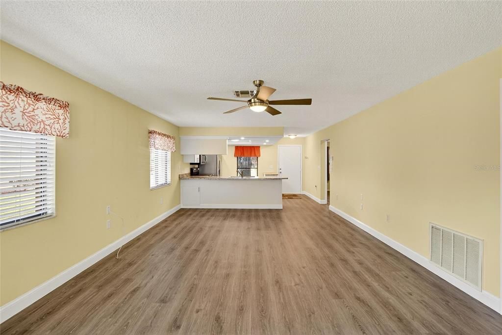 合同活跃: $149,000 (2 贝兹, 2 浴室, 1029 平方英尺)