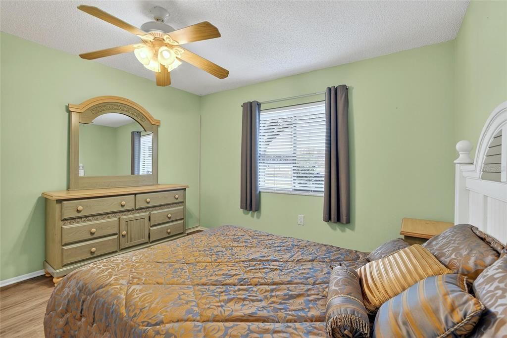 合同活跃: $149,000 (2 贝兹, 2 浴室, 1029 平方英尺)