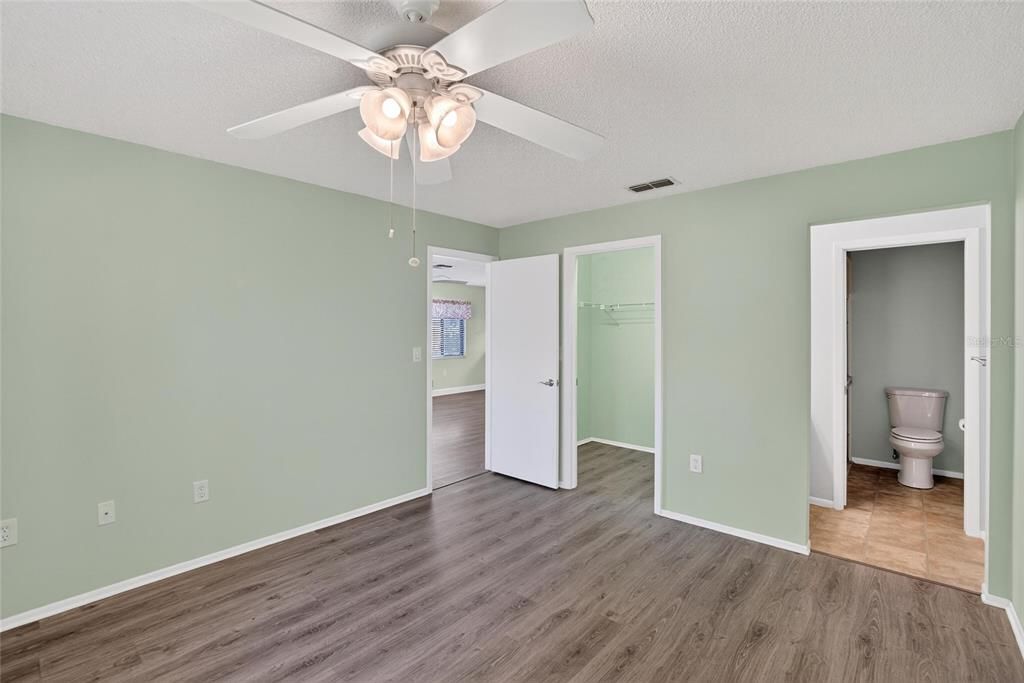 合同活跃: $149,000 (2 贝兹, 2 浴室, 1029 平方英尺)