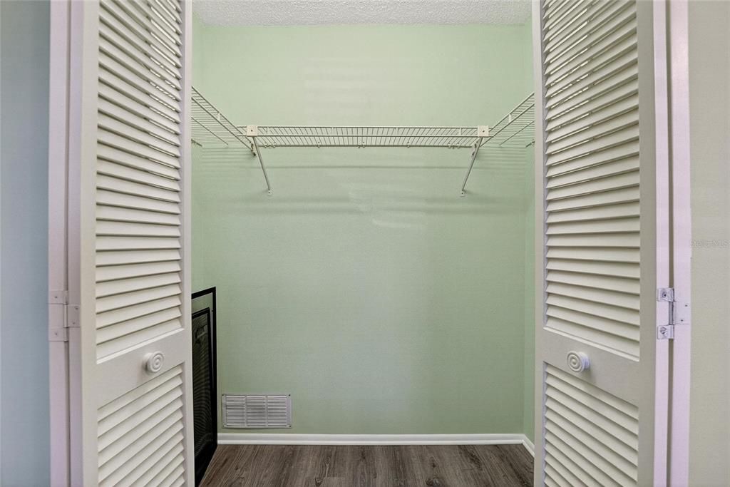 合同活跃: $149,000 (2 贝兹, 2 浴室, 1029 平方英尺)