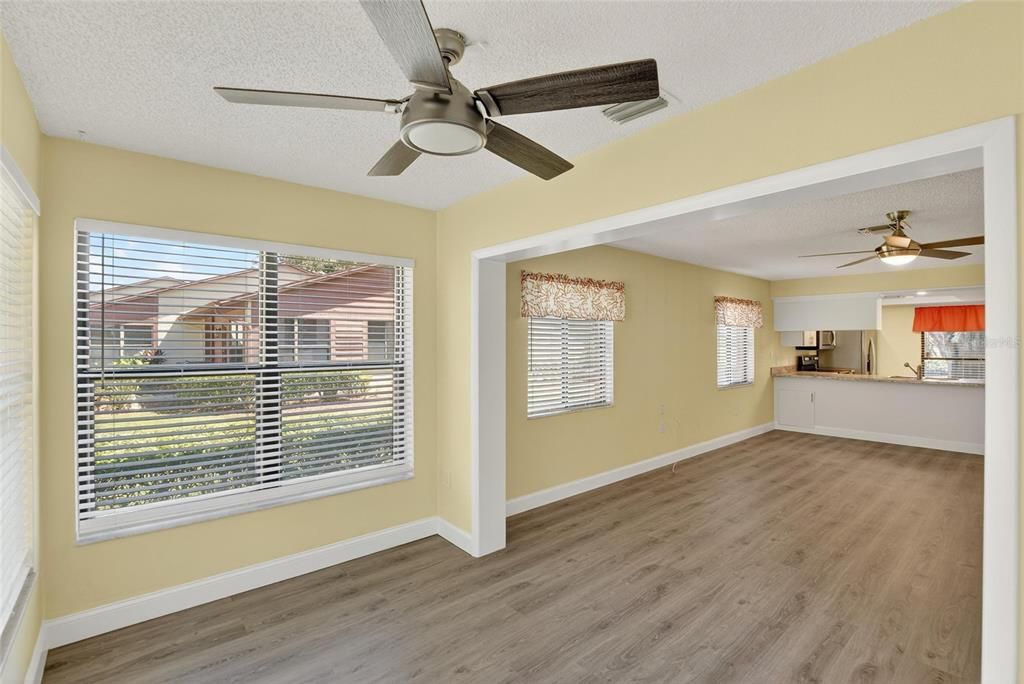 合同活跃: $149,000 (2 贝兹, 2 浴室, 1029 平方英尺)