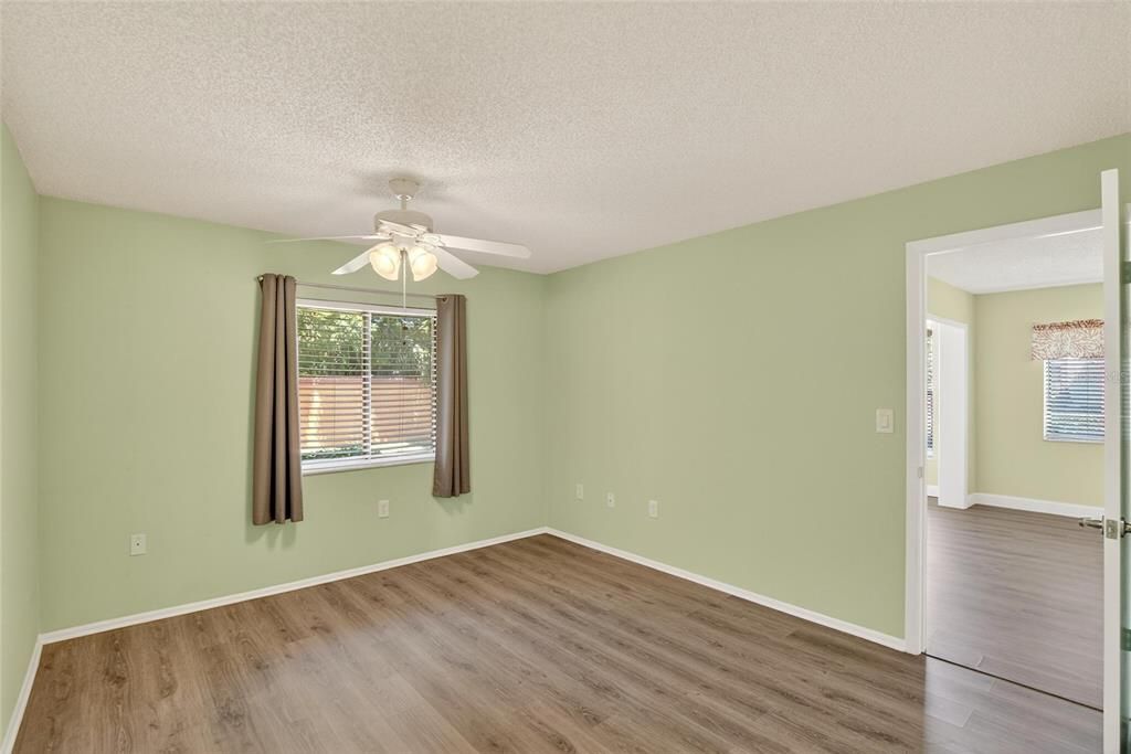 合同活跃: $149,000 (2 贝兹, 2 浴室, 1029 平方英尺)