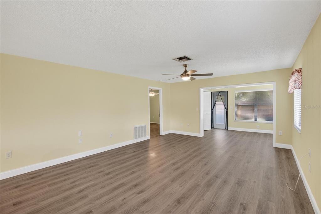 合同活跃: $149,000 (2 贝兹, 2 浴室, 1029 平方英尺)