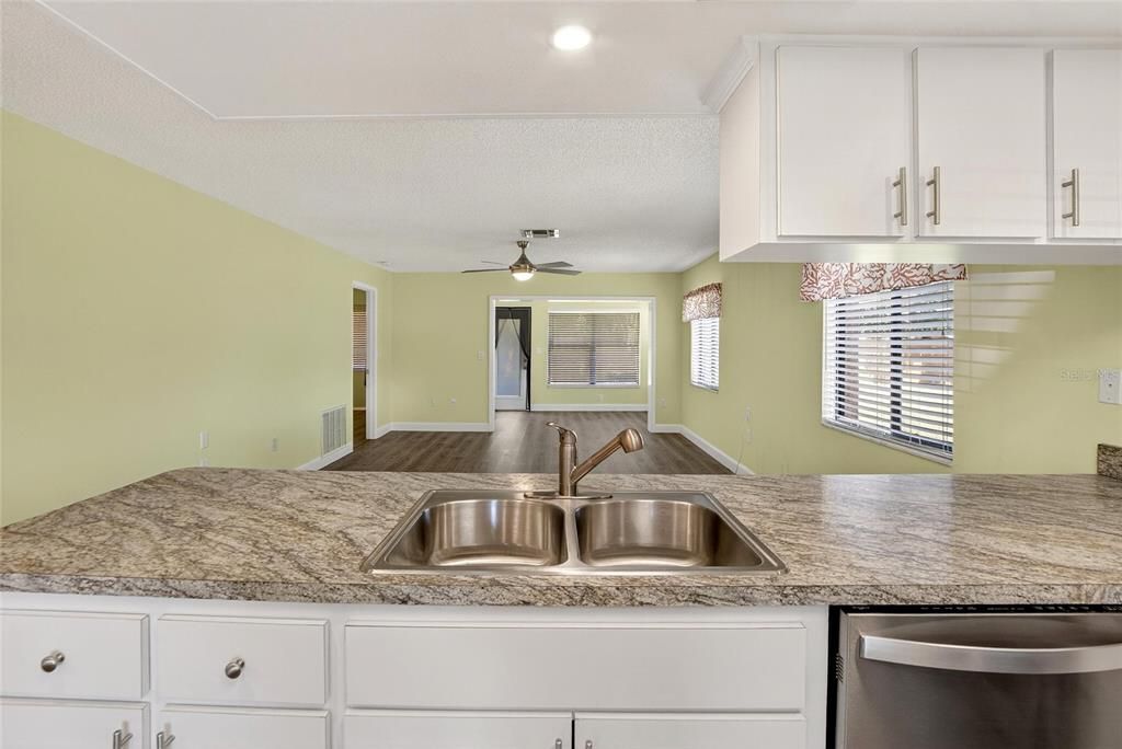 合同活跃: $149,000 (2 贝兹, 2 浴室, 1029 平方英尺)