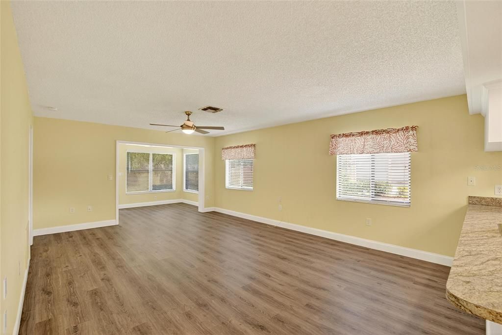 合同活跃: $149,000 (2 贝兹, 2 浴室, 1029 平方英尺)