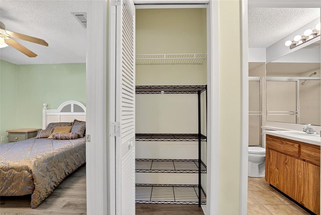 合同活跃: $149,000 (2 贝兹, 2 浴室, 1029 平方英尺)