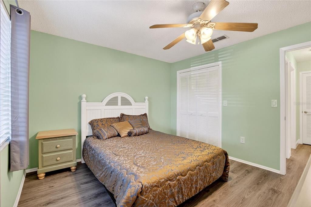 合同活跃: $149,000 (2 贝兹, 2 浴室, 1029 平方英尺)