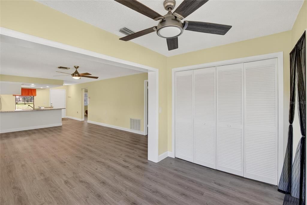 合同活跃: $149,000 (2 贝兹, 2 浴室, 1029 平方英尺)