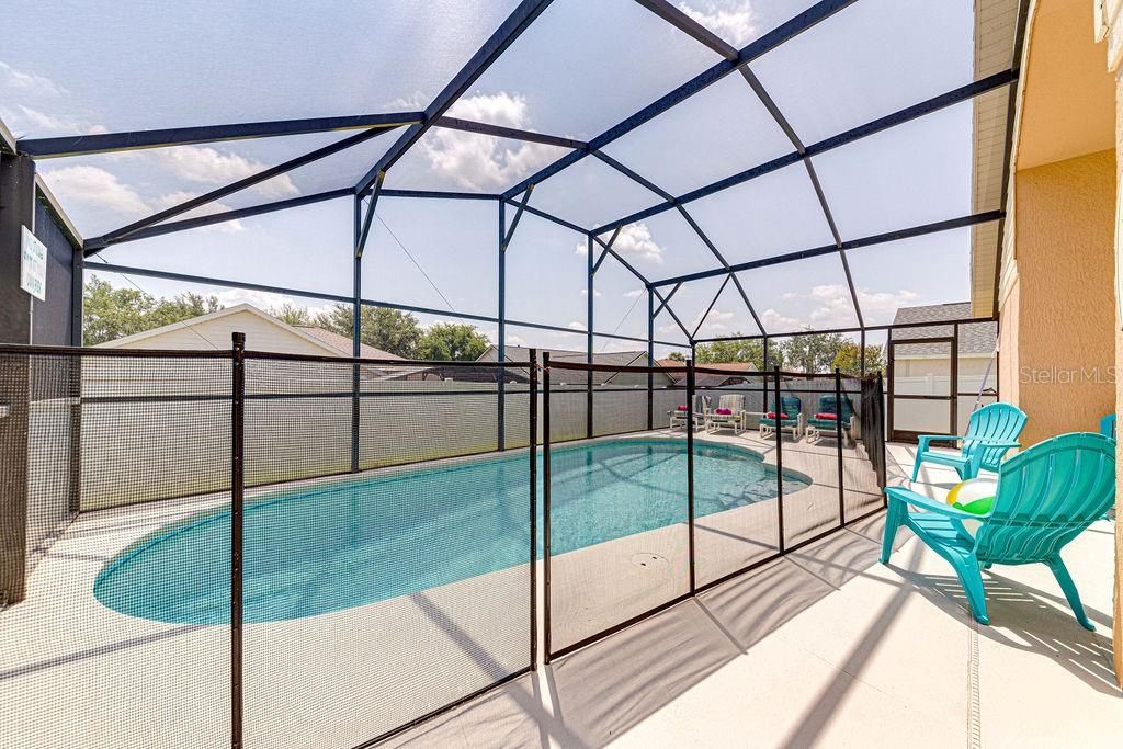 合同活跃: $425,000 (4 贝兹, 3 浴室, 1855 平方英尺)