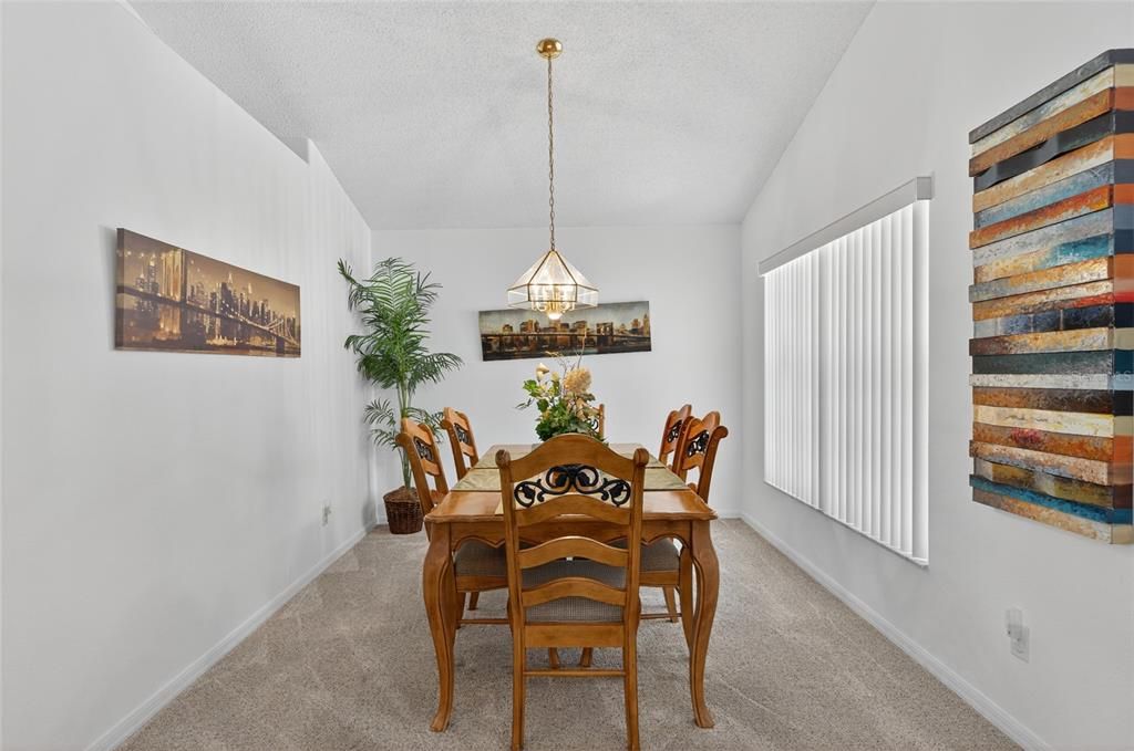 合同活跃: $425,000 (4 贝兹, 3 浴室, 1855 平方英尺)