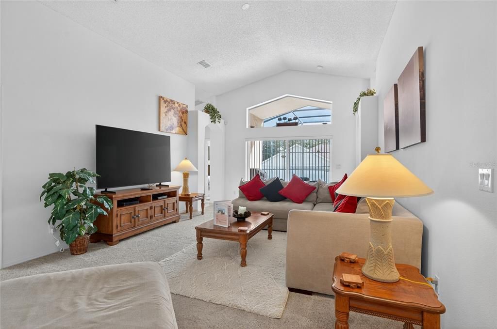 合同活跃: $425,000 (4 贝兹, 3 浴室, 1855 平方英尺)