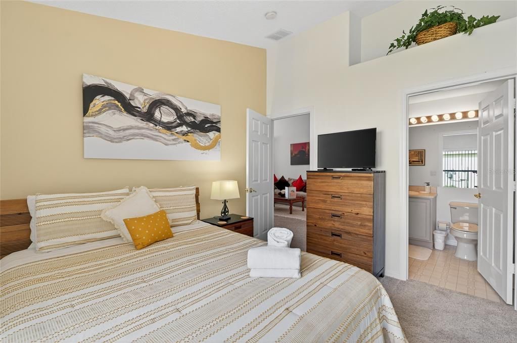 合同活跃: $425,000 (4 贝兹, 3 浴室, 1855 平方英尺)