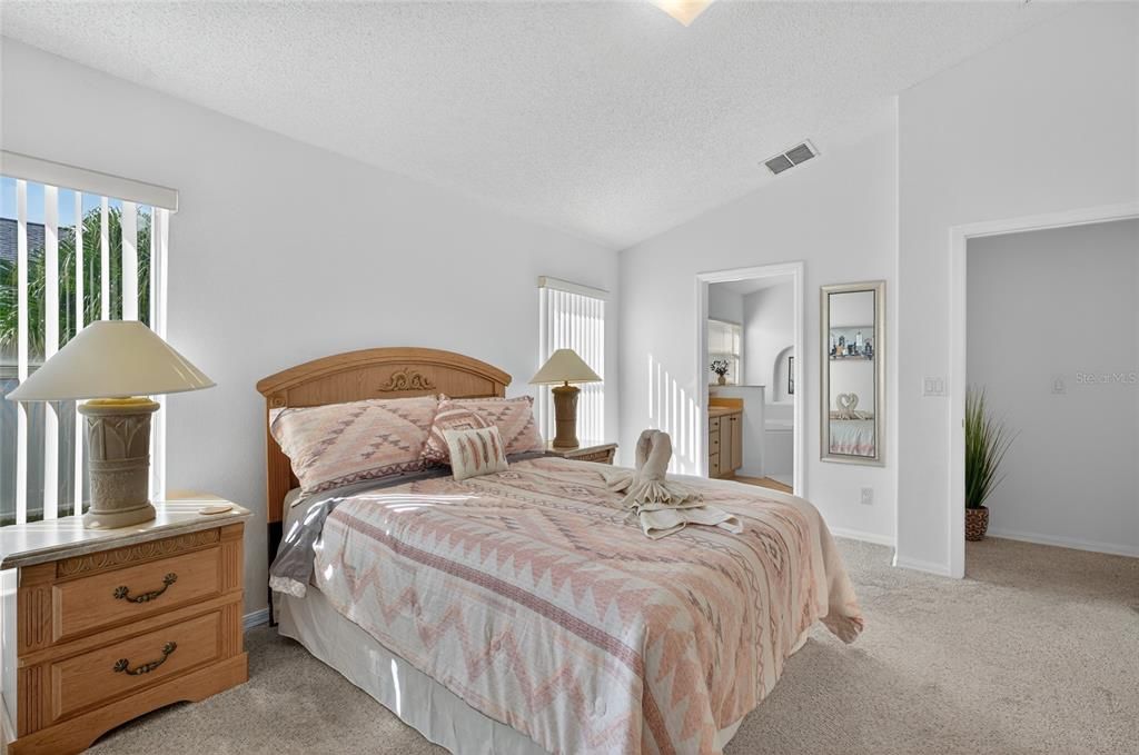 合同活跃: $425,000 (4 贝兹, 3 浴室, 1855 平方英尺)