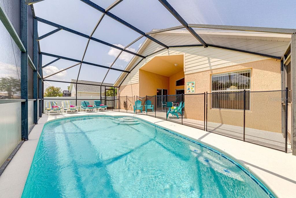 合同活跃: $425,000 (4 贝兹, 3 浴室, 1855 平方英尺)