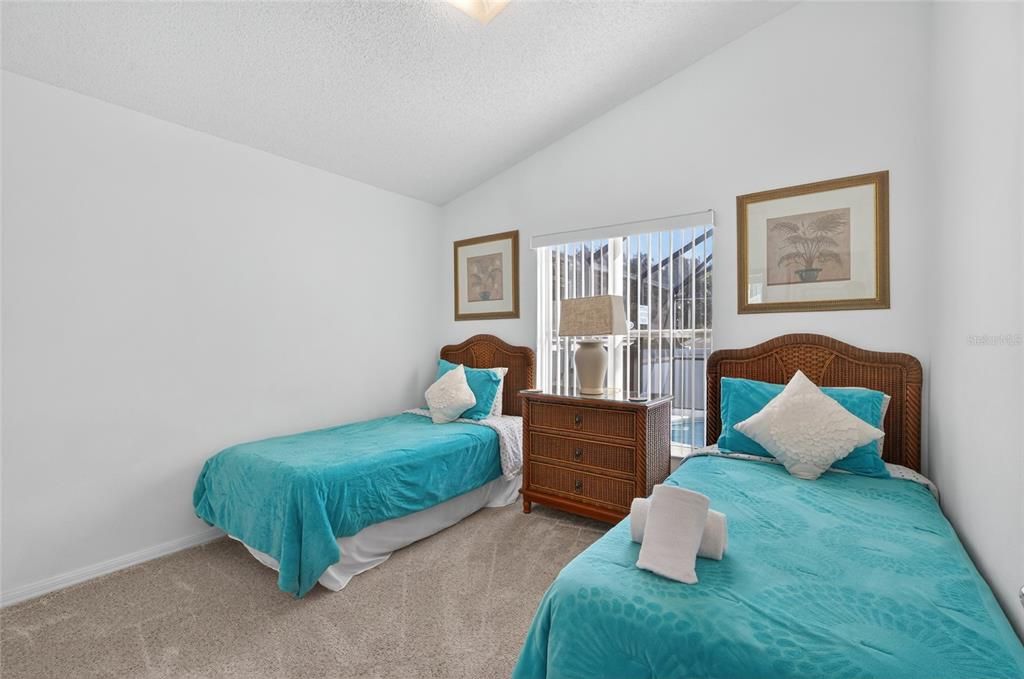 合同活跃: $425,000 (4 贝兹, 3 浴室, 1855 平方英尺)