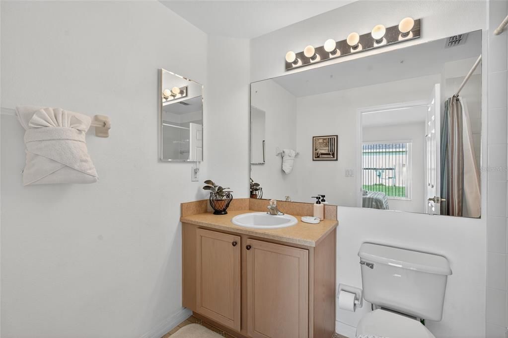 合同活跃: $425,000 (4 贝兹, 3 浴室, 1855 平方英尺)