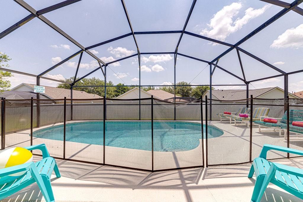 合同活跃: $425,000 (4 贝兹, 3 浴室, 1855 平方英尺)