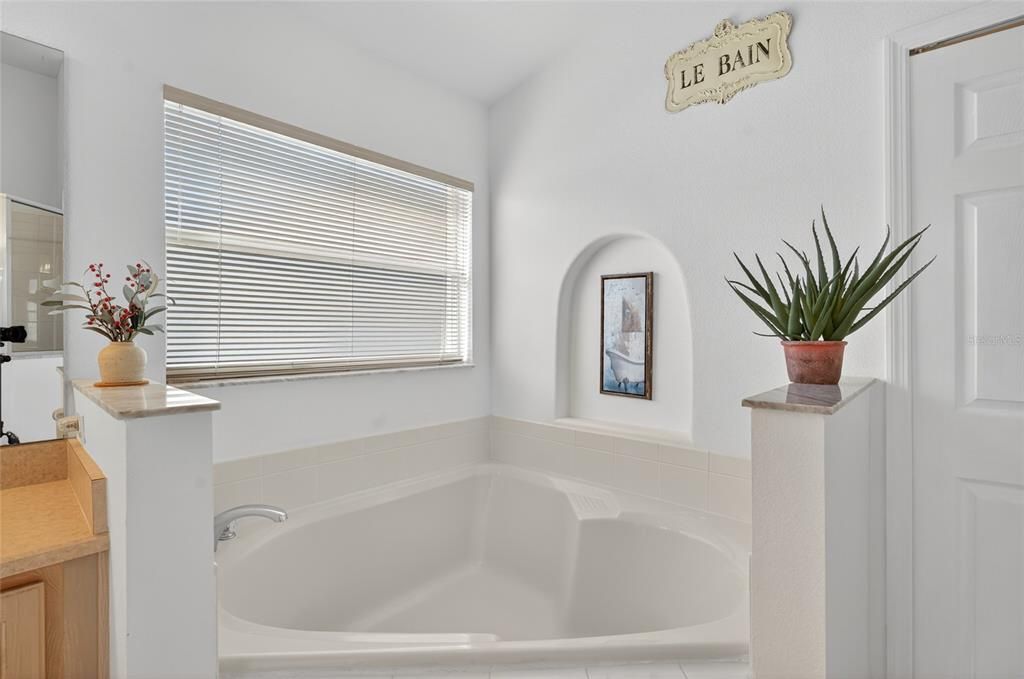 合同活跃: $425,000 (4 贝兹, 3 浴室, 1855 平方英尺)