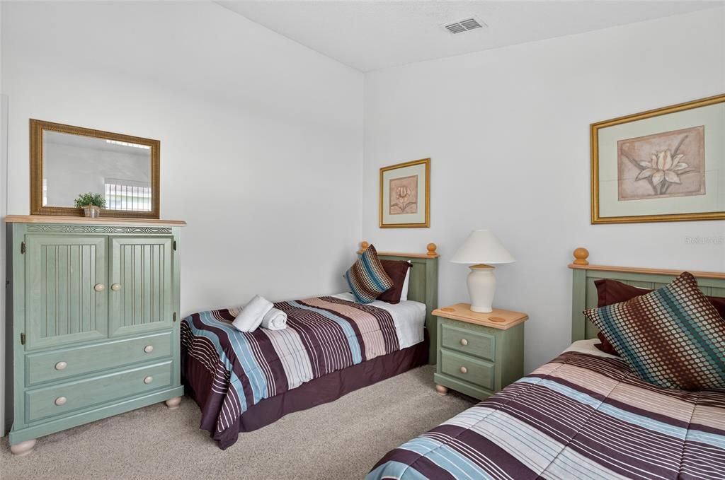 合同活跃: $425,000 (4 贝兹, 3 浴室, 1855 平方英尺)