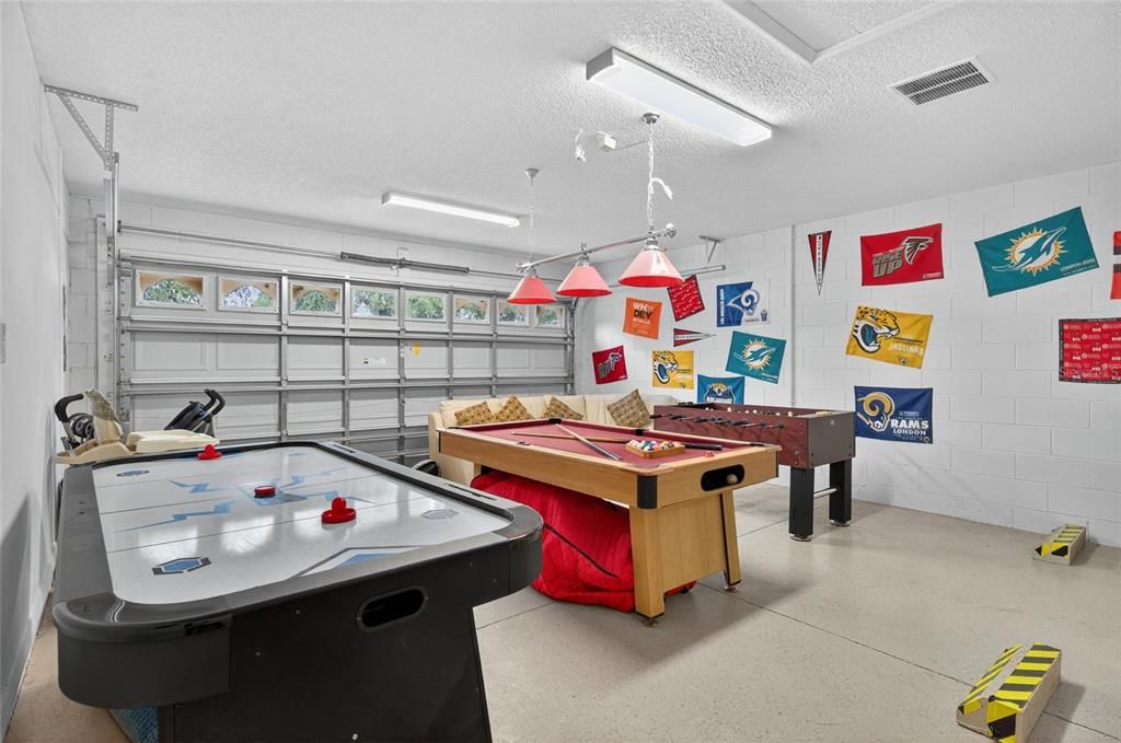 合同活跃: $425,000 (4 贝兹, 3 浴室, 1855 平方英尺)