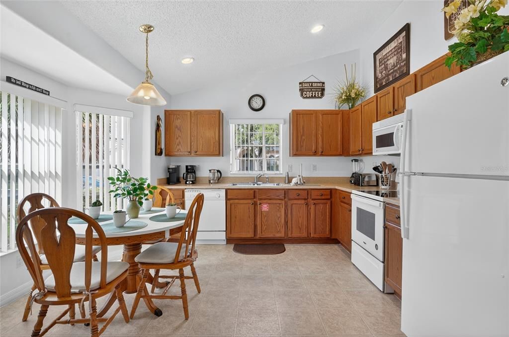 合同活跃: $425,000 (4 贝兹, 3 浴室, 1855 平方英尺)