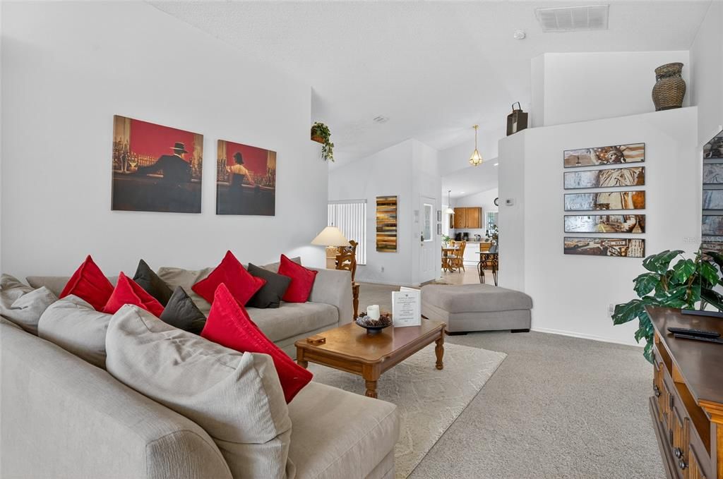 合同活跃: $425,000 (4 贝兹, 3 浴室, 1855 平方英尺)