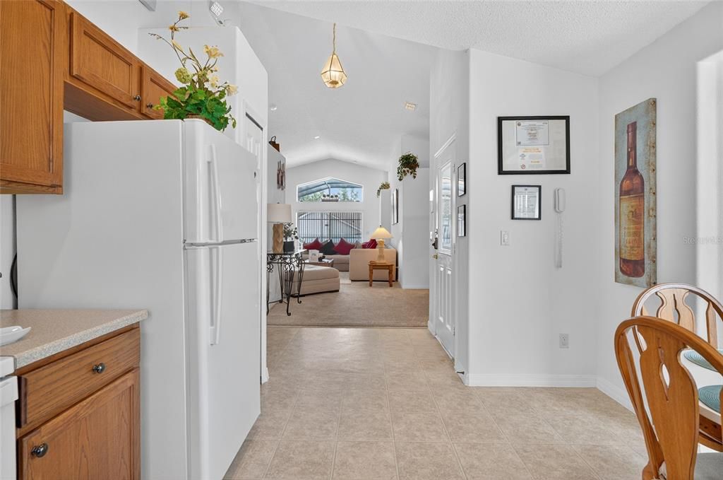 合同活跃: $425,000 (4 贝兹, 3 浴室, 1855 平方英尺)