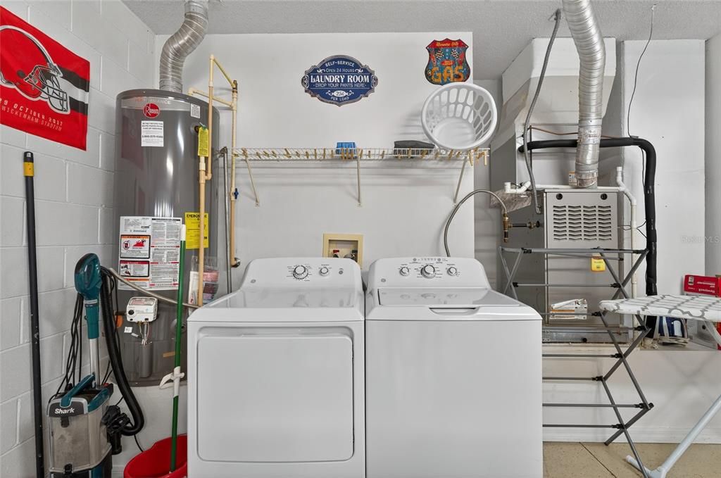 合同活跃: $425,000 (4 贝兹, 3 浴室, 1855 平方英尺)