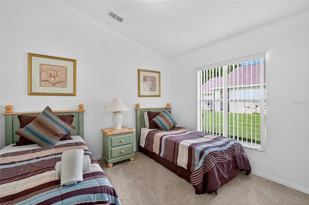 合同活跃: $425,000 (4 贝兹, 3 浴室, 1855 平方英尺)