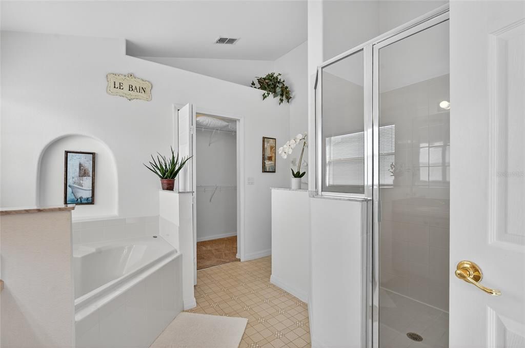 合同活跃: $425,000 (4 贝兹, 3 浴室, 1855 平方英尺)