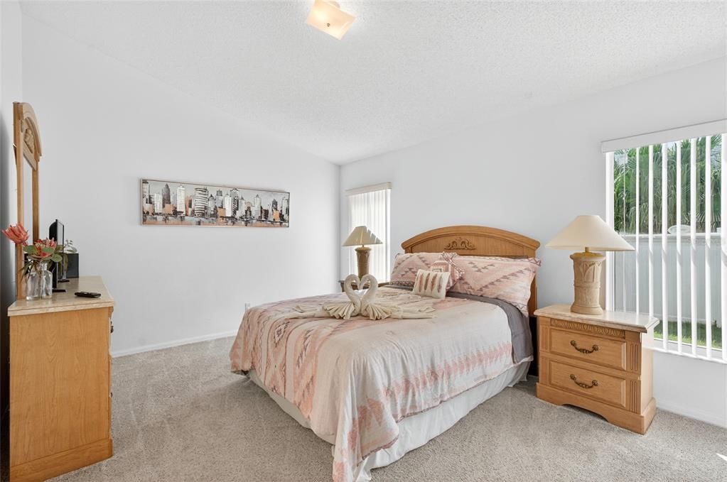 合同活跃: $425,000 (4 贝兹, 3 浴室, 1855 平方英尺)