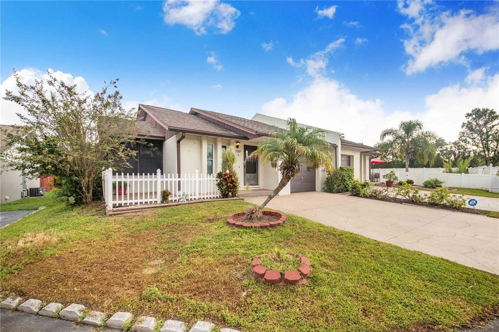 For Rent: $1,700 (2 beds, 2 baths, 886 Square Feet)