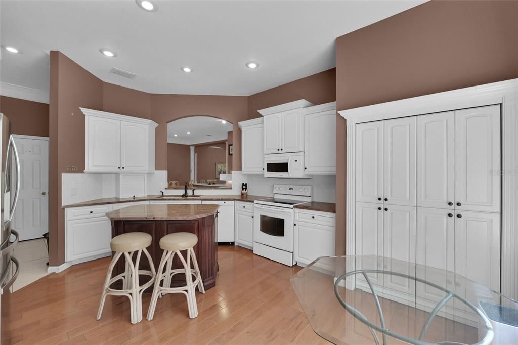 待售: $375,000 (3 贝兹, 2 浴室, 1852 平方英尺)