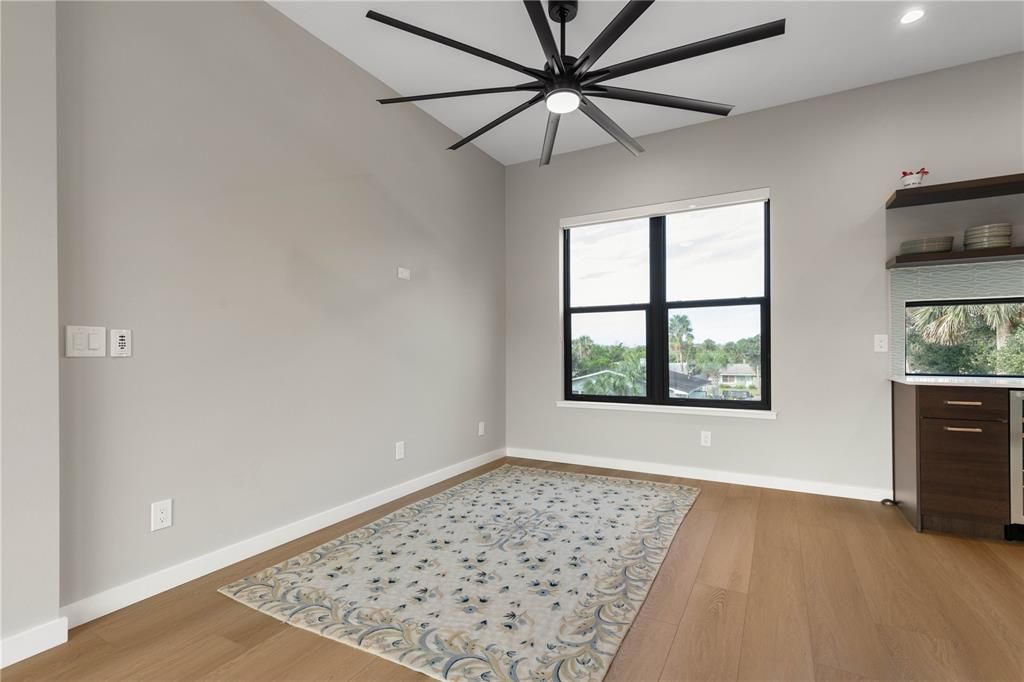 For Rent: $2,200 (1 beds, 1 baths, 759 Square Feet)